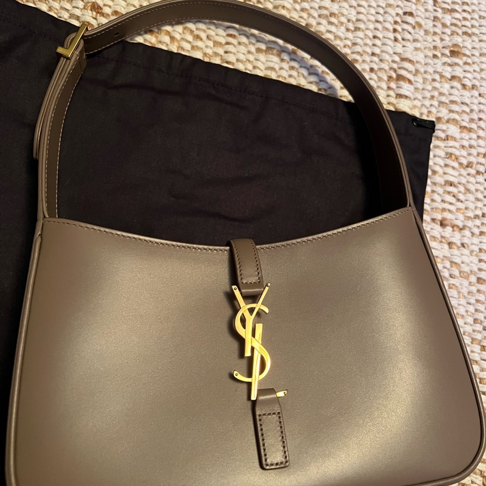 Like NEW condition ysl le 5 a 7